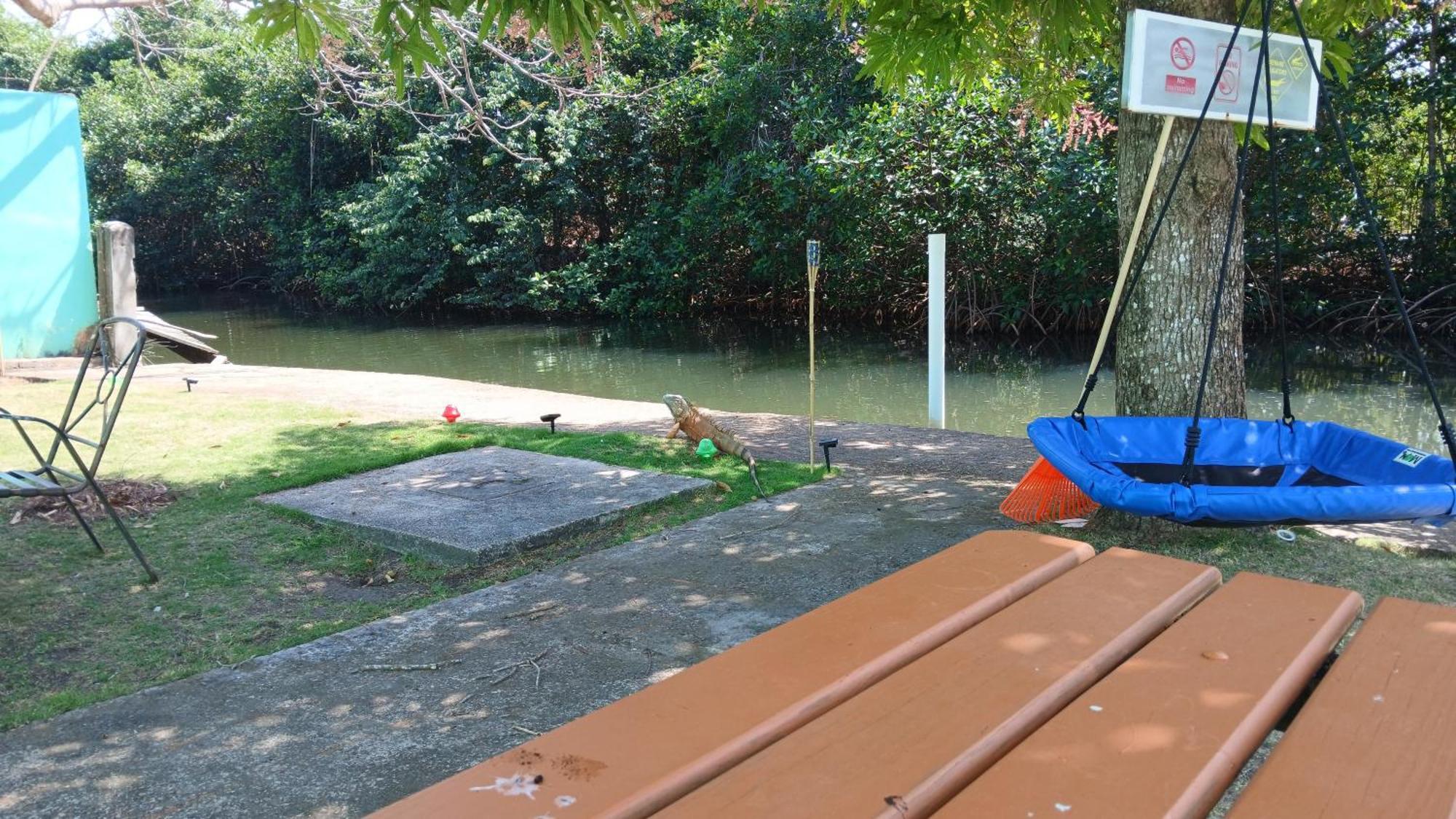 Bamboleo Inn Ladyville ภายนอก รูปภาพ
